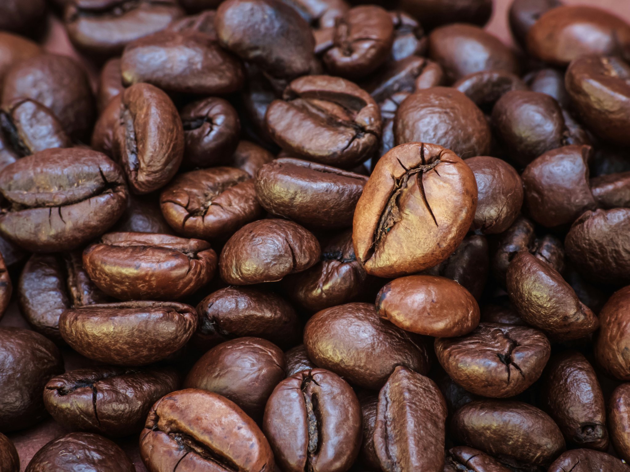 Infographic showing how coffee beans lose flavor after roasting due to oxidation