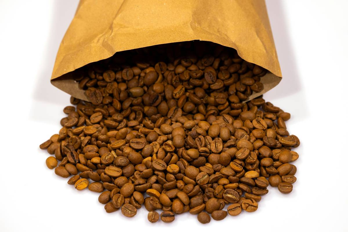 Infographic comparing direct trade vs supermarket coffee sourcing methods.