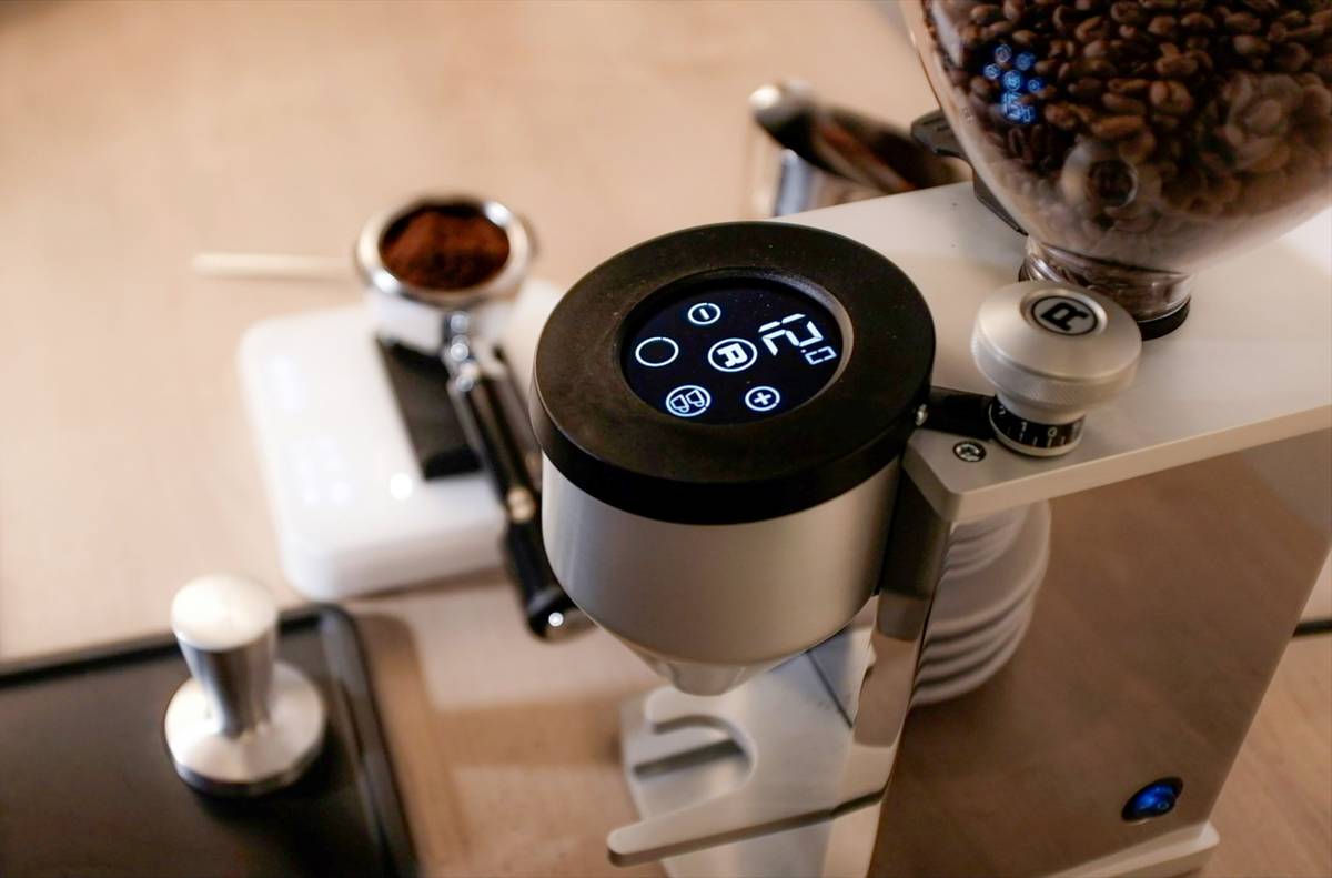 Infographic explaining how to descale a smart coffee maker using vinegar solution
