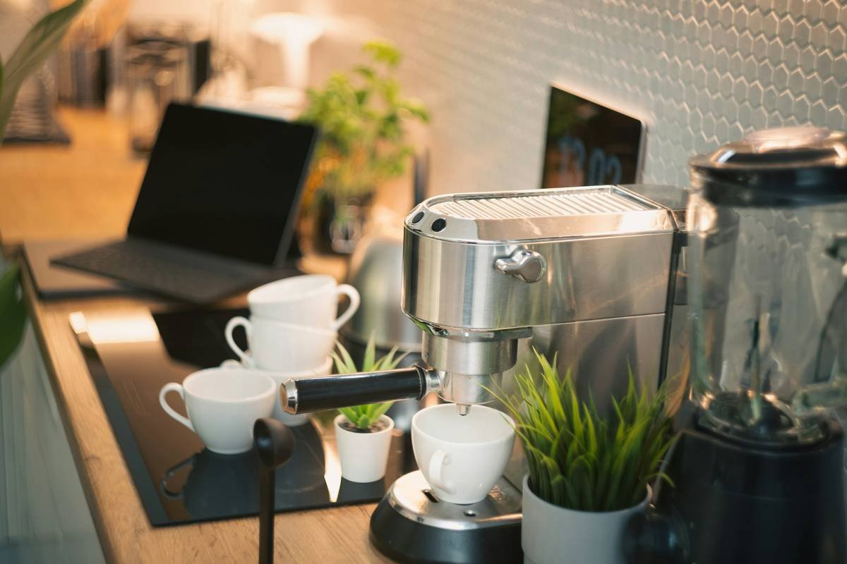 How to Brew Perfection with Smart Coffee Makers and Dark Roast Beans