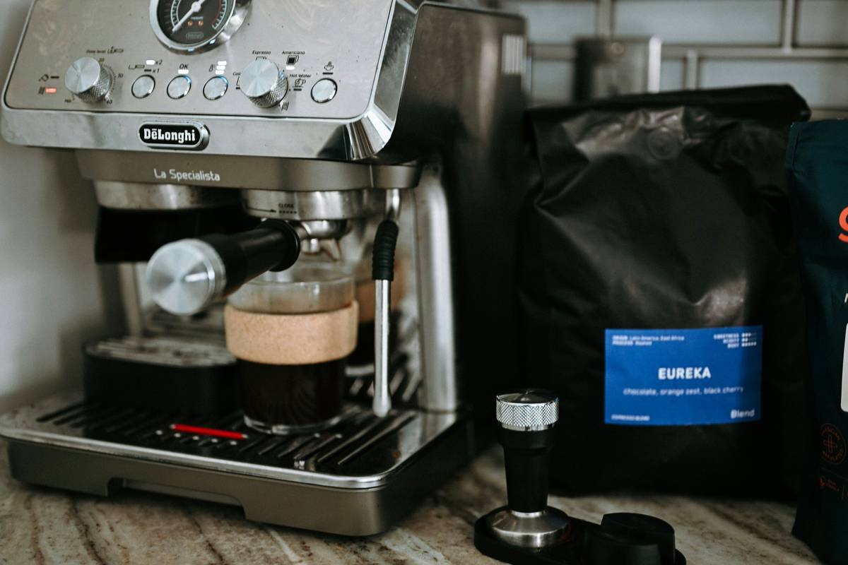 Comparison chart showing robusta vs arabica: caffeine content 2.7% vs 1.5%, acidity pH 4.8 vs 5.3, bean density higher in robusta