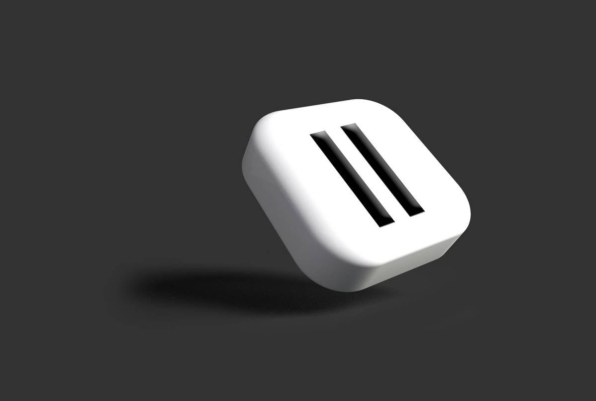 Diagram showing how brew pause function works in smart coffee makers: carafe removed triggers valve closure in brew basket, stopping flow; carafe replaced reopens valve