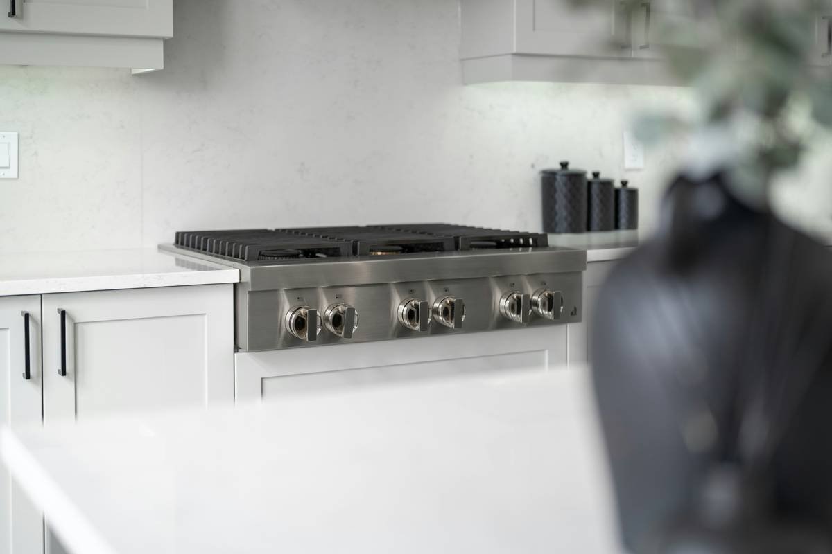 Infographic showing optimal water temperature, extraction time, and pressure requirements for 6 common brew methods: drip, pour-over, French press, espresso, AeroPress, and cold brew