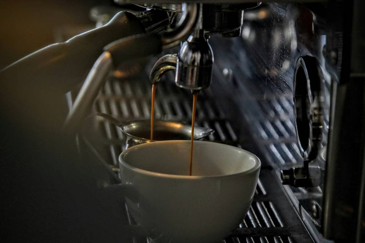 Bar chart showing 68% of smart coffee maker users only use scheduling, not full brew presets