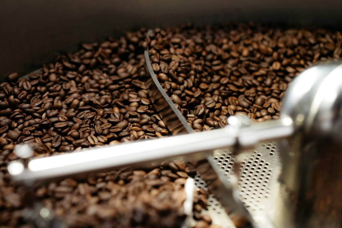 Bar chart showing flavor degradation in smart coffee makers using premium vs. stale beans over time