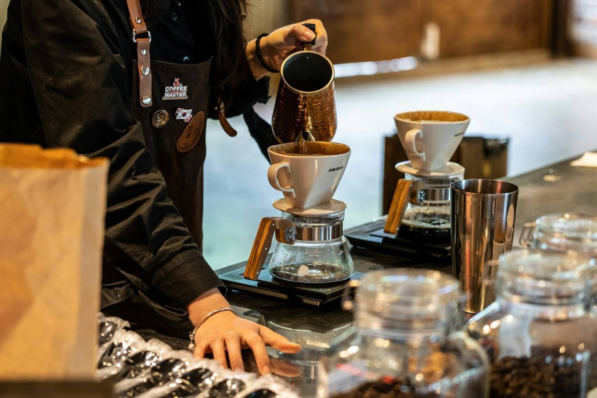 Diagram comparing espresso (9 bars), moka pot (1.5 bars), and drip coffee (near 0 bars) brew pressure levels