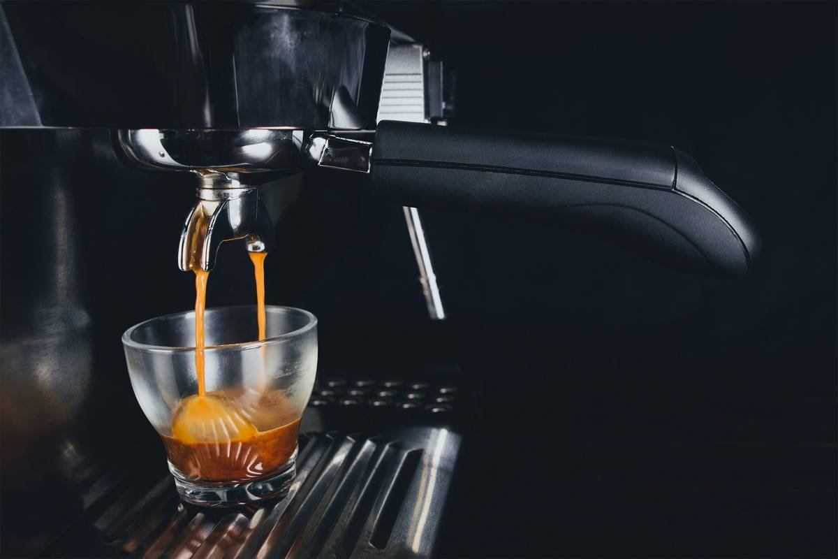 Diagram showing even vs. uneven coffee saturation in a filter basket. Left side: uniform wetting. Right side: dry spots and channeling.