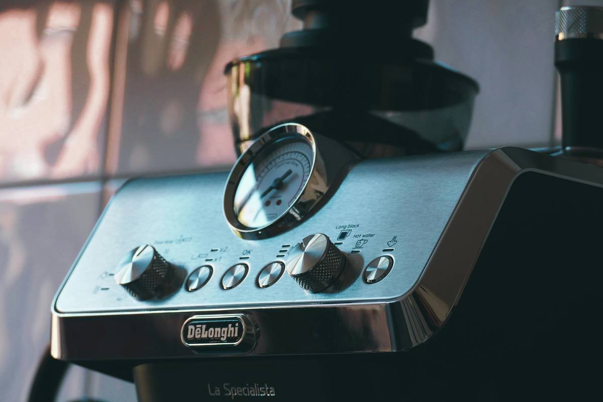 Infographic showing how brew strength calibration affects extraction time and water flow in smart coffee makers