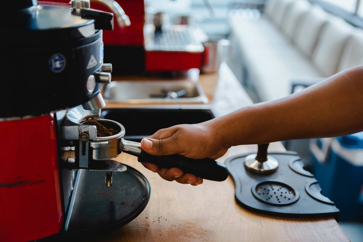 Infographic showing top 5 reasons smart coffee makers fail: Wi-Fi issues (42%), limescale buildup (28%), power surges (15%), outdated firmware (10%), user error (5%)
