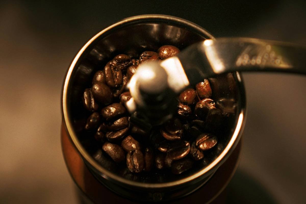Visual chart comparing coffee grind sizes from extra coarse to extra fine with corresponding brew methods and extraction outcomes