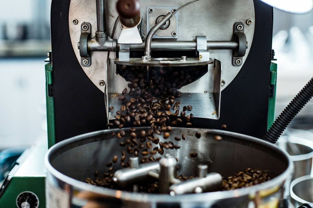 Chart showing coffee extraction levels vs. brew time: under-extracted (sour) at <18%, ideal (balanced) at 18-22%, over-extracted (bitter) at >22%