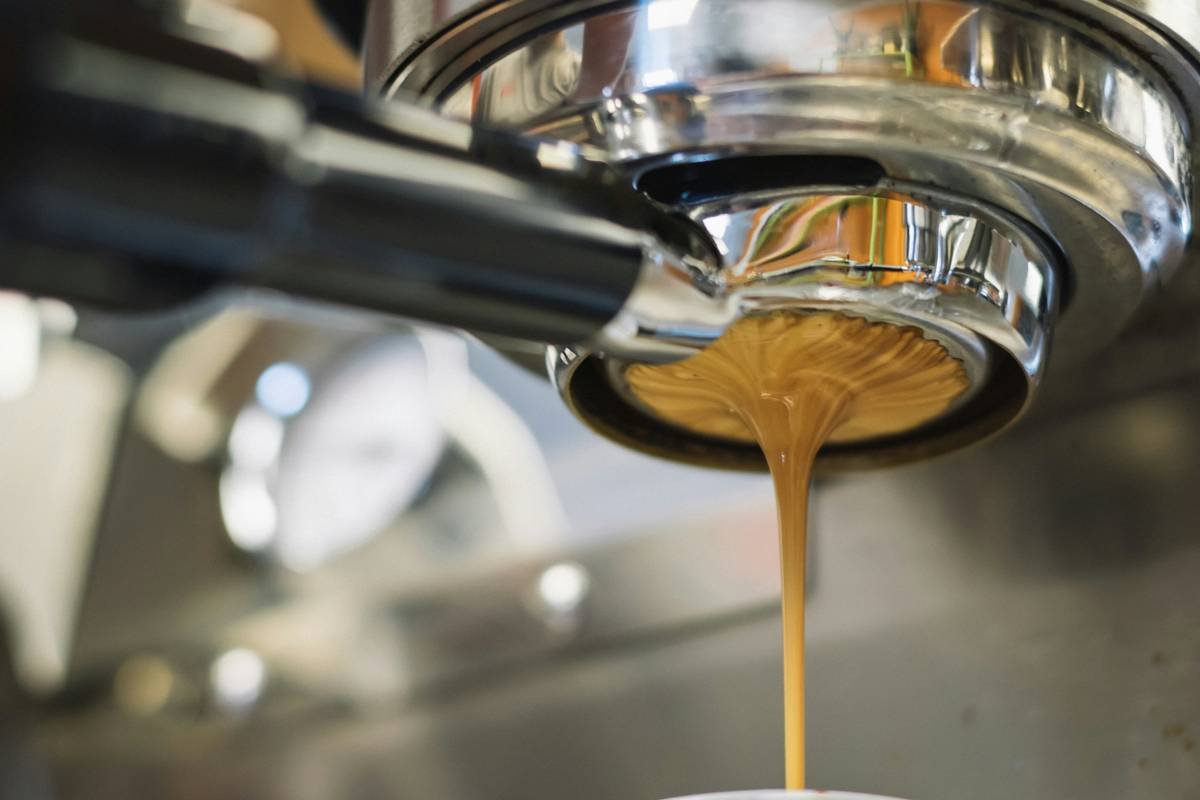 Comparison table of smart coffee makers showing which support true auto brew adjustments vs basic scheduling