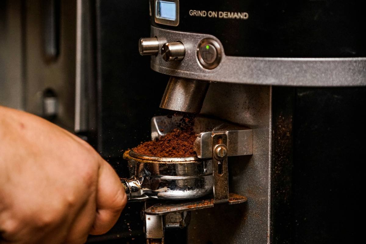 Infographic showing 5 key brew parameters: water temp, bloom time, pulse pour, brew time, coffee-to-water ratio with ideal ranges for specialty coffee