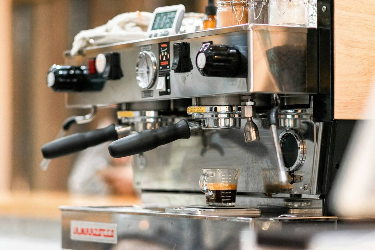 Infographic showing effects of limescale vs. clean brewing components in smart coffee makers