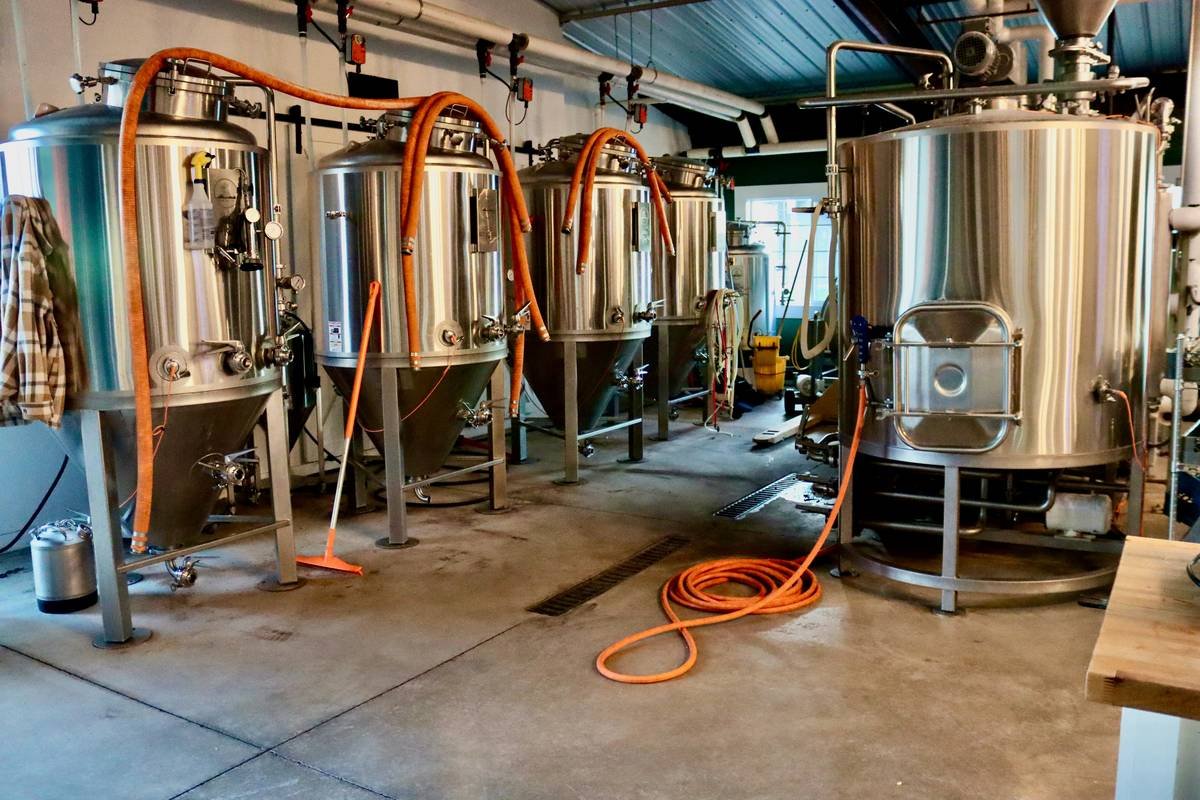 Infographic showing five key brew variables: water temp, grind size, dose, bloom time, and brew time with ideal ranges per SCA standards