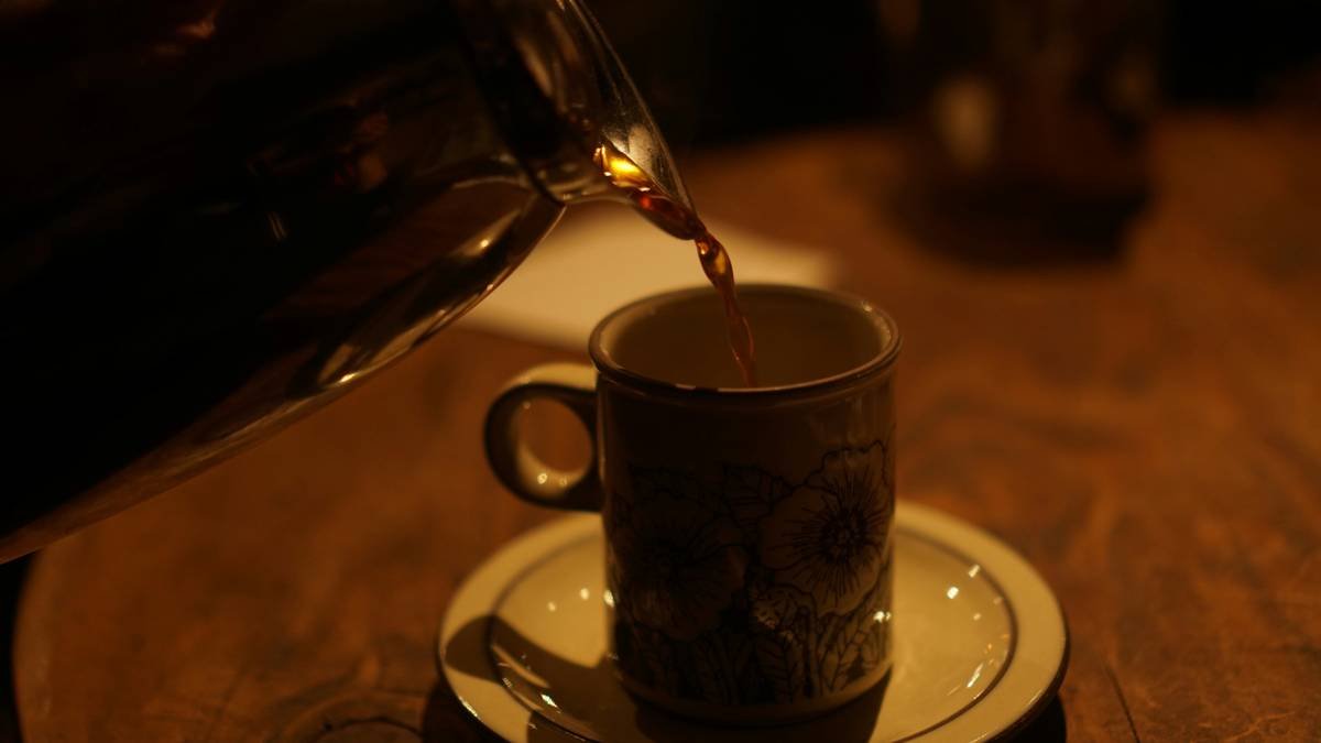 Infographic showing ideal water temperature, bloom time, and brew duration for light, medium, and dark roast coffee brewing profiles