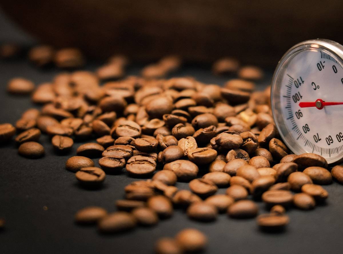 Infographic showing key coffee brew precision variables: water temp 195-205°F, bloom time 30-45 sec, grind size medium-fine, water-to-coffee ratio 1:16